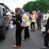 Timsos Uniku Bagikan Takjil di Majalengka